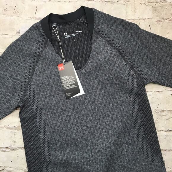 NEW Under Armour Woman’s Golf Athletic Fitted Tee in Grey/Black - Picture 2 of 5